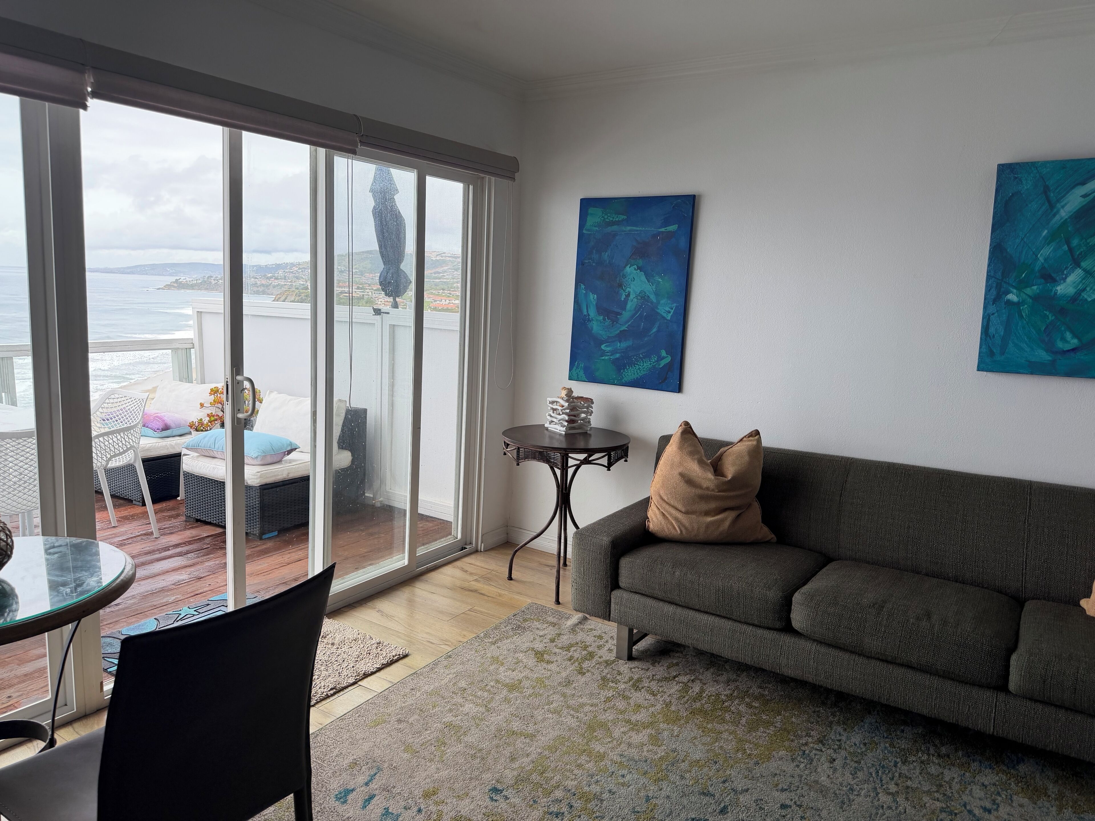 Smart TV, chimenea y libros 