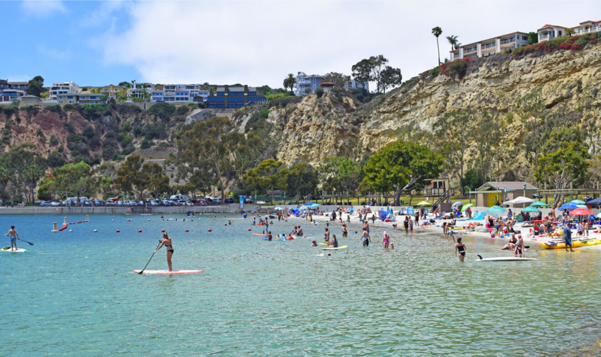 En la playa, camastros y toallas de playa 