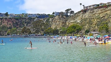 Aan het strand, ligstoelen aan het strand, strandlakens