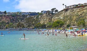 Plage, chaises longues, serviettes de plage