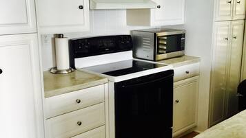 KylskÄp, mikrovÄgsugn, ugn och spishÀll
