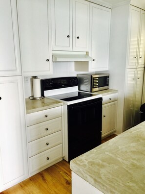 Een koelkast, een magnetron, een oven, een kookplaat