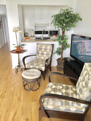 Een smart-tv, een open haard en boeken