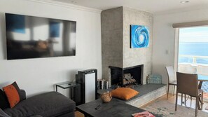 Smart-tv, eldstad och böcker