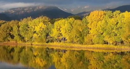 Charming Cheyenne Cañon Cottage, Steps To The Broadmoor & Seven Falls!