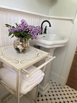 Duschwanne, Haartrockner, Handtücher, Seife