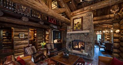 Majestic Luxury Lodge-Gore Views, Cinema, HotTub, BBQ, GameRoom, Solaris Garage!