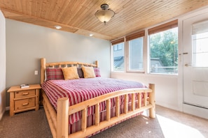 4 bedrooms, desk, iron/ironing board, free WiFi