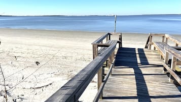 På stranden, solsenger og strandhåndklær