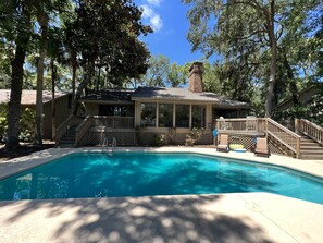 A heated pool - Elegant Lagoon-Front Retreat with Private Pool – Just a 5-Minute Walk to Beach (Hilton Head Island)