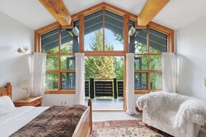 7 habitaciones, escritorio y tabla de planchar con plancha 