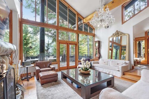 Falcon | Elegant Chalet | Hot tub | Prime Location