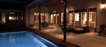 Infinity Edge - Luxury Lake View, Heated Infinity Edge Pool & Chef Kitchen