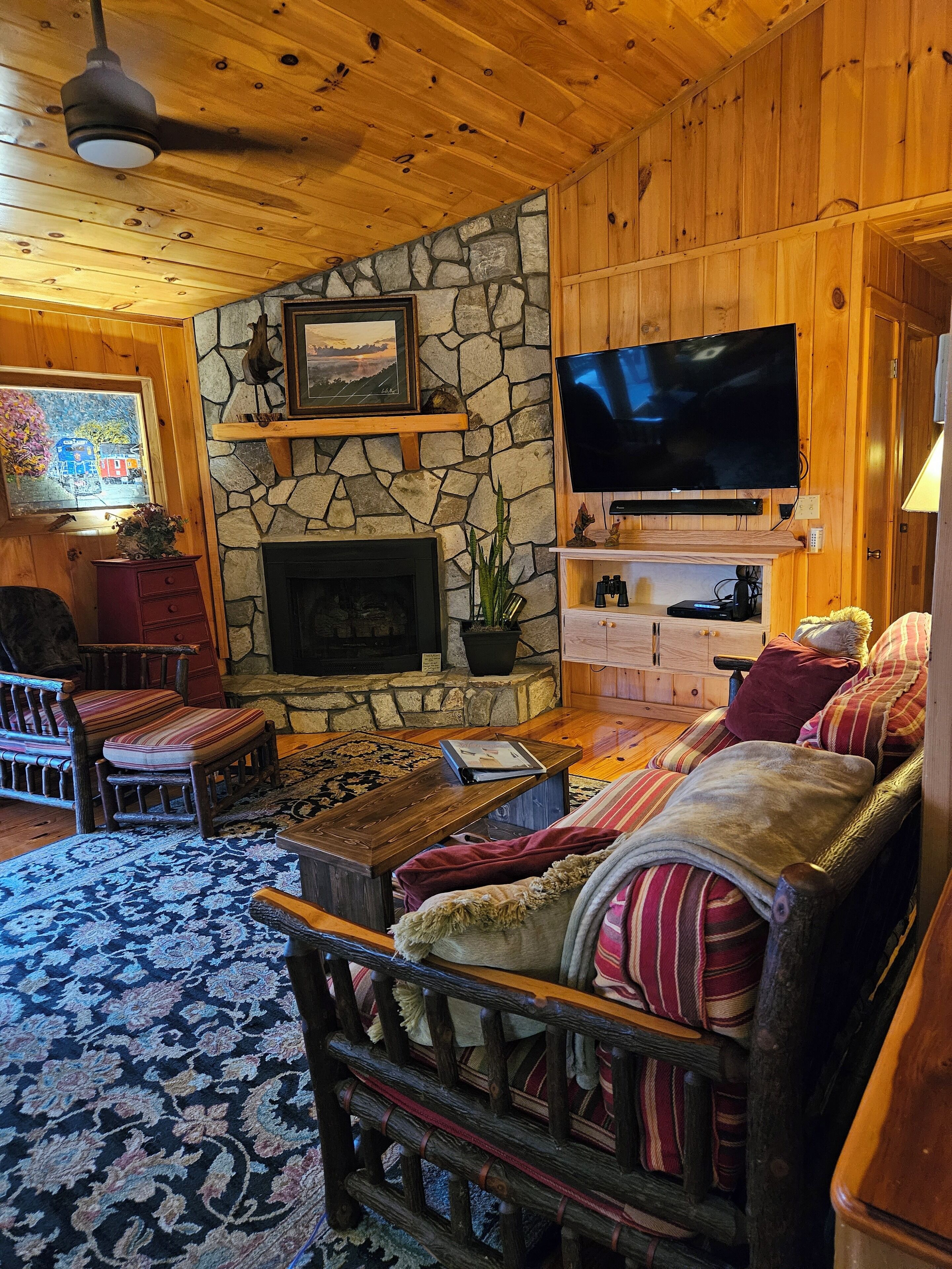 Smart TV, caminetto, lettore DVD, tavolo da ping pong