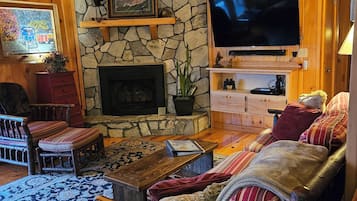 Smart TV, caminetto, lettore DVD, tavolo da ping pong