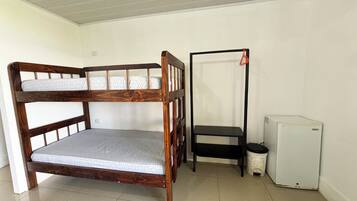 Habitación cuádruple Deluxe, varias camas, vista a la playa, frente al océano | Minibar y wifi gratis