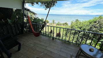 Deluxe-Vierbettzimmer, Mehrere Betten, Strandblick, Meerseite | Terrasse/Patio