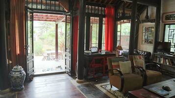 Villa, 1 habitación, vista al jardín | Área de sala de estar | Televisión de pantalla plana