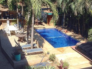 Piscina all'aperto, ombrelloni da piscina, lettini