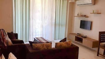 Deluxe Suite | Living area | Flat-screen TV