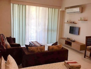 Phòng Suite Deluxe | Khu phòng khách | TV màn hình phẳng 