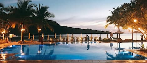 4 utendørsbassenger, bassengparasoller og solsenger