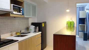 Family Suite | Private kitchen | Full-size fridge, microwave, stovetop, electric kettle