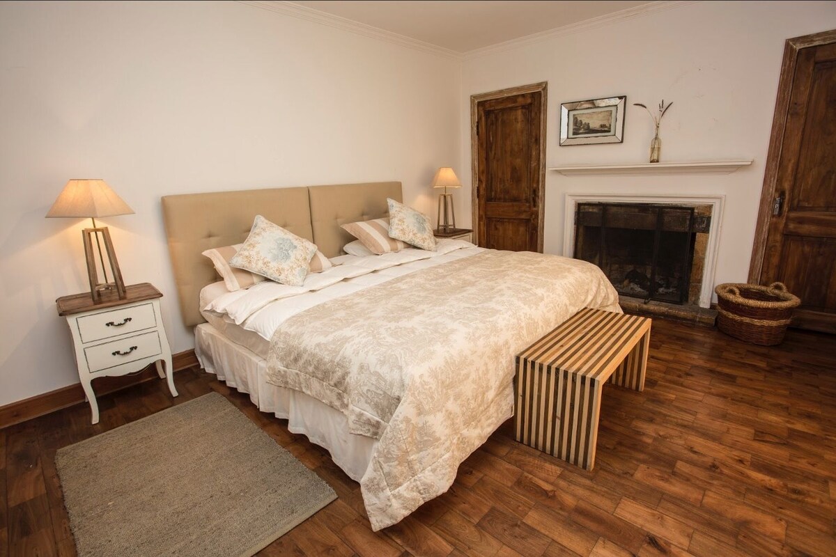 Suite, 1 King Bed, Private Bathroom | 1 bedroom