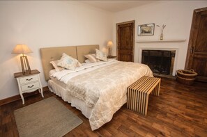 Suite, 1 King Bed, Private Bathroom