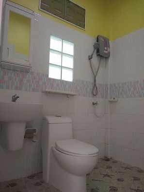 Regadera, amenidades de baño gratuitas, toallas