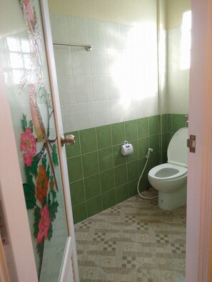 Standard Double Room | Bathroom | Shower, free toiletries, towels