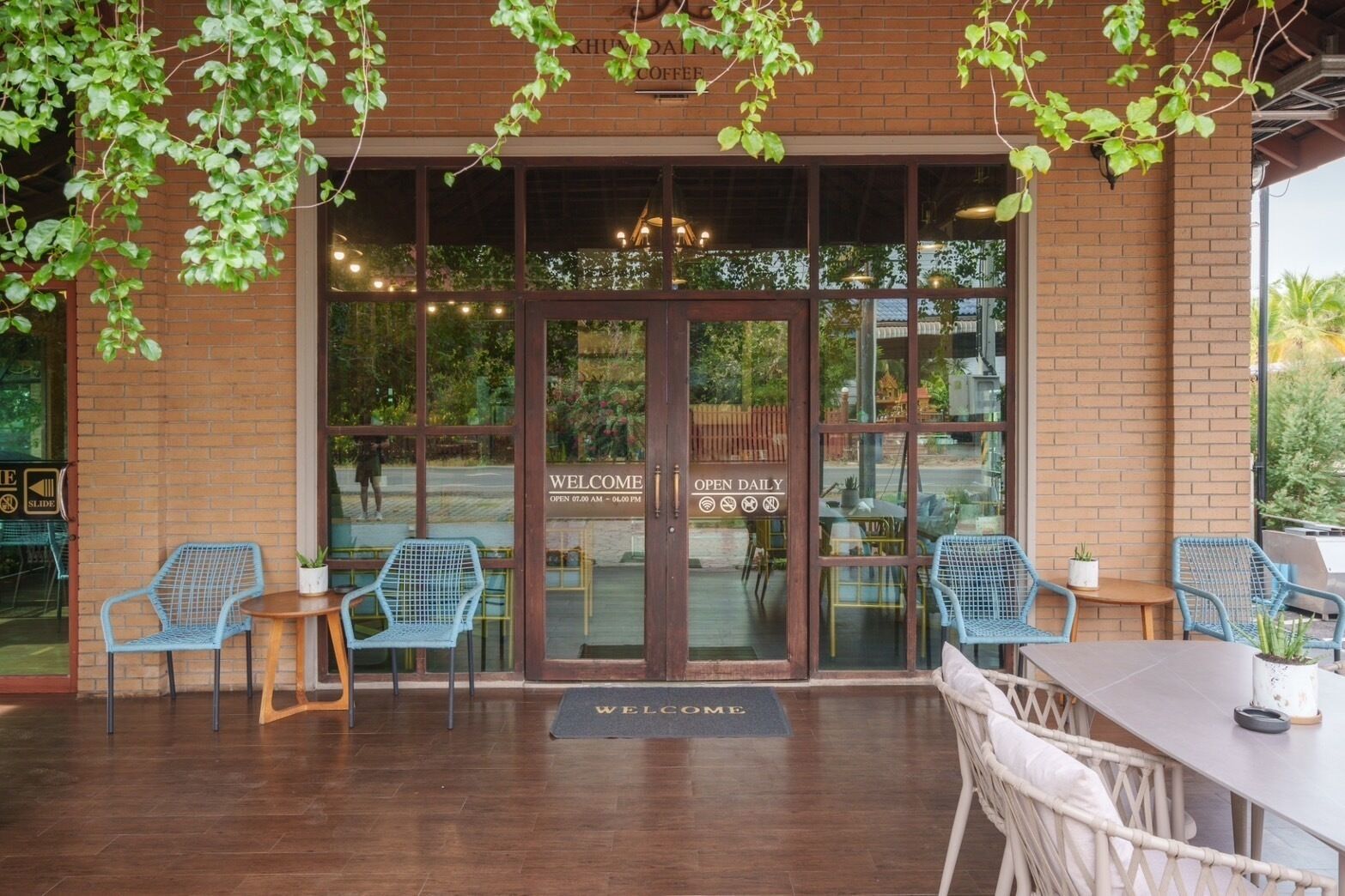 breakfast, lunch, dinner served; international cuisine