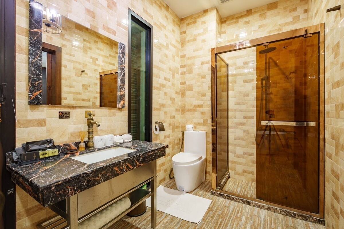 twin room | bathroom | shower, rainfall showerhead, free toiletries, hair dryer