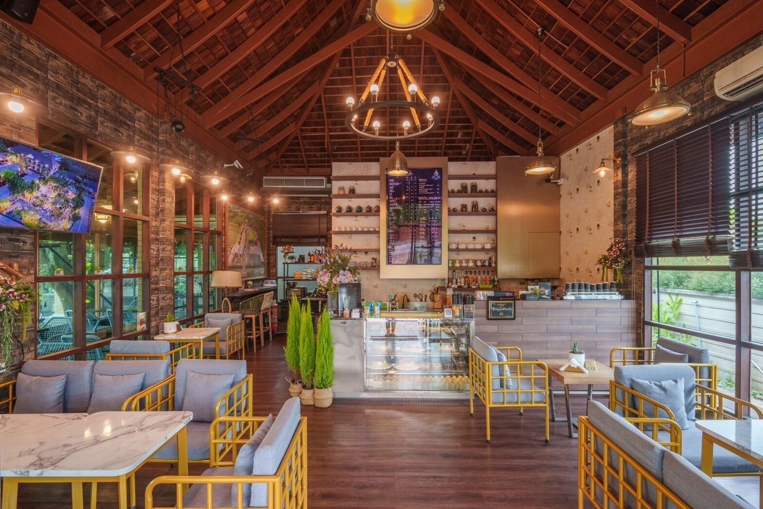 breakfast, lunch, dinner served; international cuisine