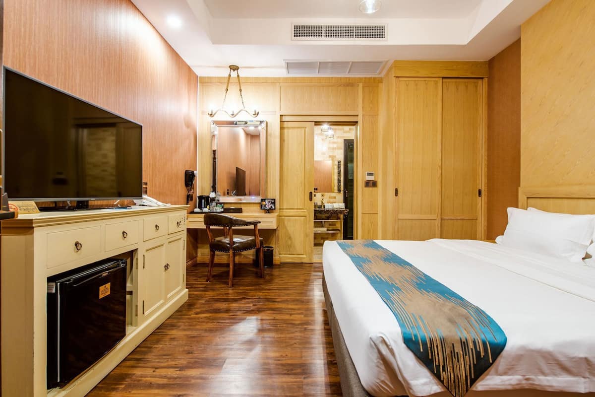 Minibar, in-room safe, desk, free WiFi