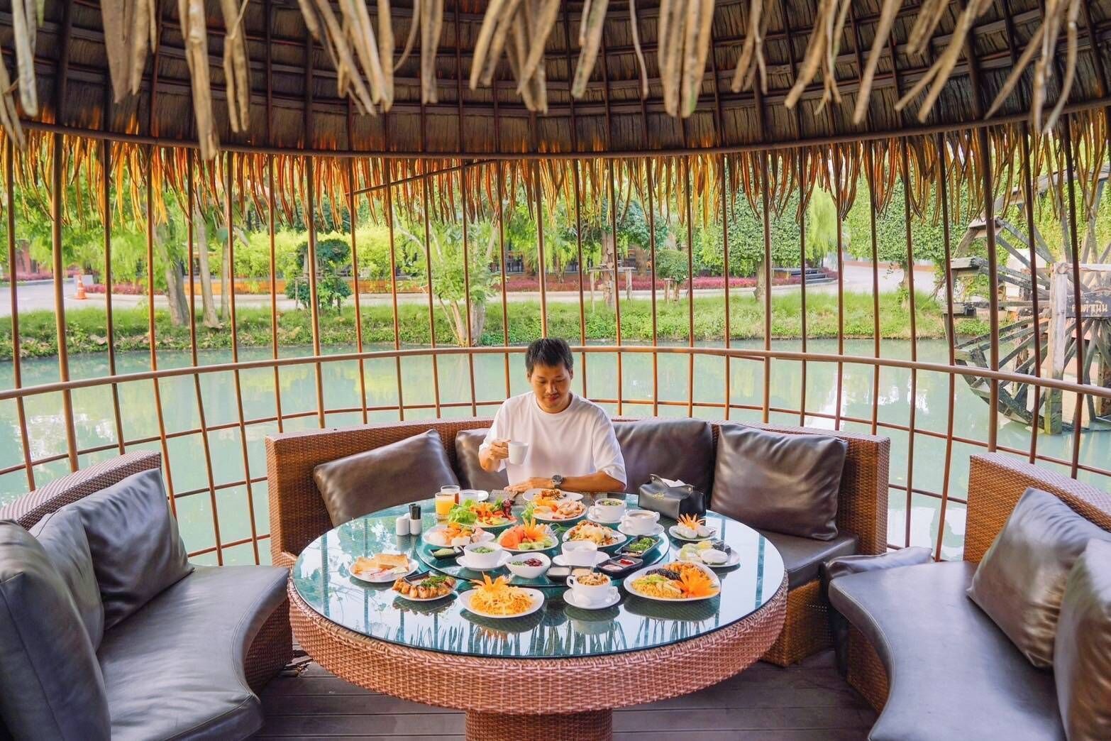 Free daily local cuisine breakfast 