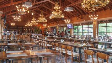 Se sirven desayunos, comidas, cenas y cocina internacional