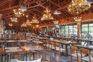 供应早餐、午��餐和晚餐，国际美食