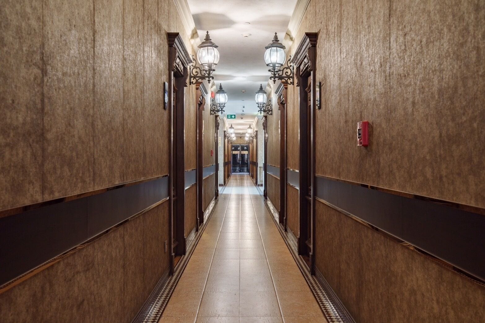 twin room | 1 bedroom, minibar, in-room safe, desk