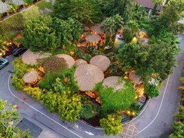 Breakfast, lunch, dinner served; international cuisine 