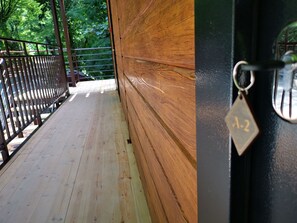 Rom – standard | Skrivebord og sengetøy