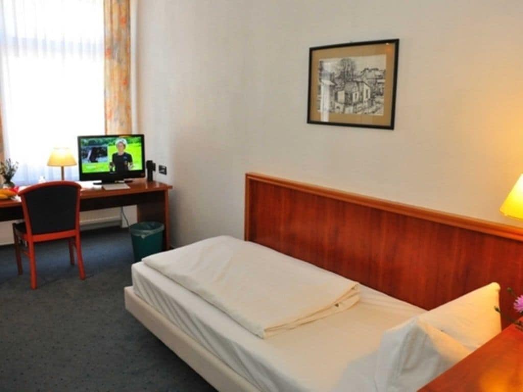 1 Schlafzimmer, Schreibtisch, Bettwäsche