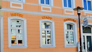 Un edificio de hotel con las palabras "HOTEL", "STADT" y "HAMBURGO" en la fachada.
