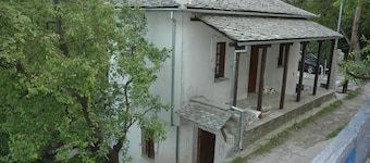 Split-level house in East Pelion