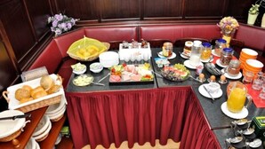 Un bufé de desayuno con una variedad de alimentos y bebidas.