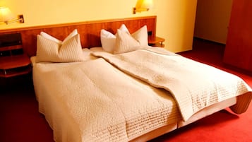 1 Schlafzimmer, Schreibtisch, Bettwäsche