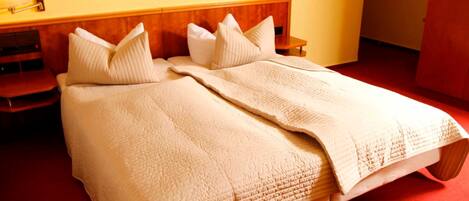 1 bedroom, desk, bed sheets