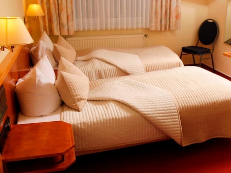 1 bedroom, desk, bed sheets. Double room - Brockin Hotel Stadt Hamburg