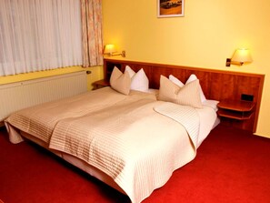 1 Schlafzimmer, Schreibtisch, Bettwäsche