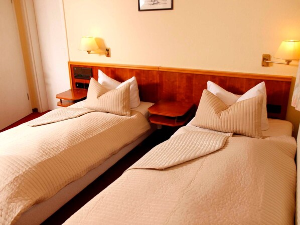 1 Schlafzimmer, Schreibtisch, Bettwäsche
